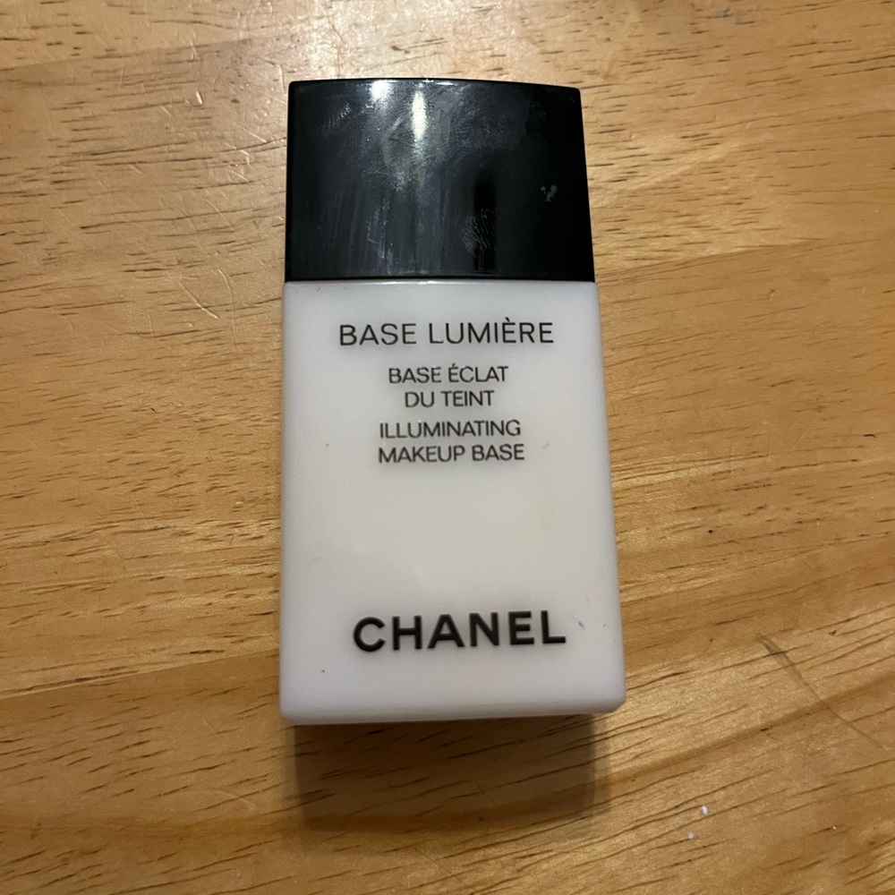 Chanel Illuminating Makeup Base
